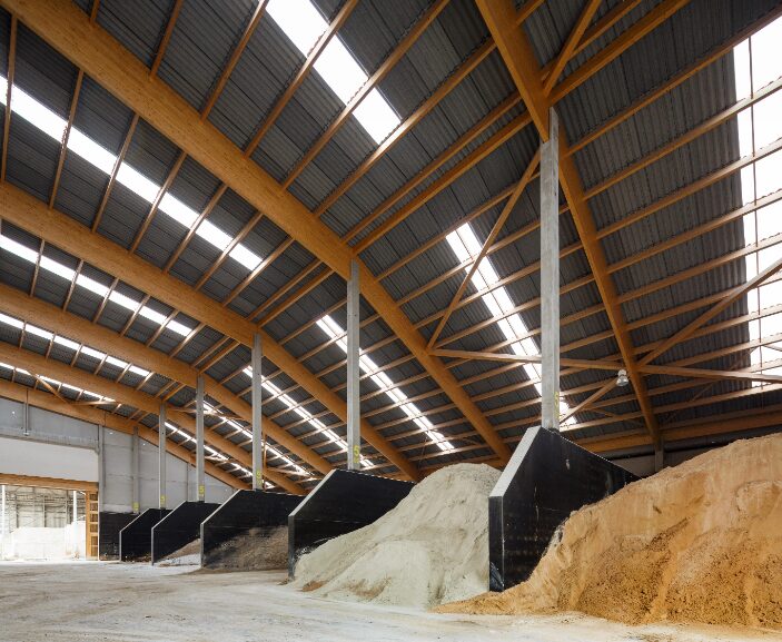 Nieuwe dakbeplating op een bedrijfsloods