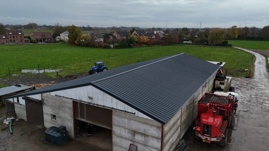 Gevelbeplating bedrijfspand — Geel